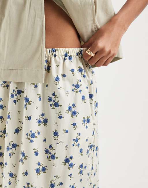 Motel Ilaria ditsy rose leaf skirt in light grey, 2 of 5