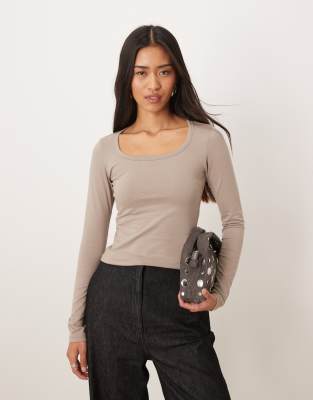 Motel Janana Long Sleeve Scoop Top In Neutral