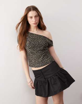 Motel Motel jaridah giraffe print top in black and cream-Multi