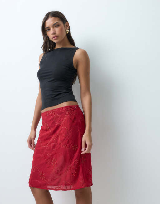 Motel jupe mi-longue en mousseline à perles et sequins rouge, 2 de 5