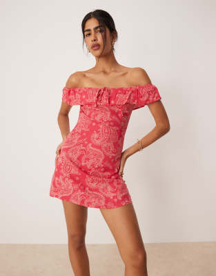 Motel - Kenja - Schulterfreies Minikleid in Rosa mit Paisleymuster und Rüschen