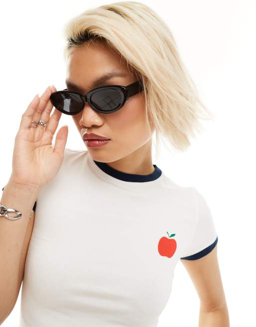 Motel – Knapp geschnittenes Ringer-T-Shirt in Weiß mit Apfel-Motiv