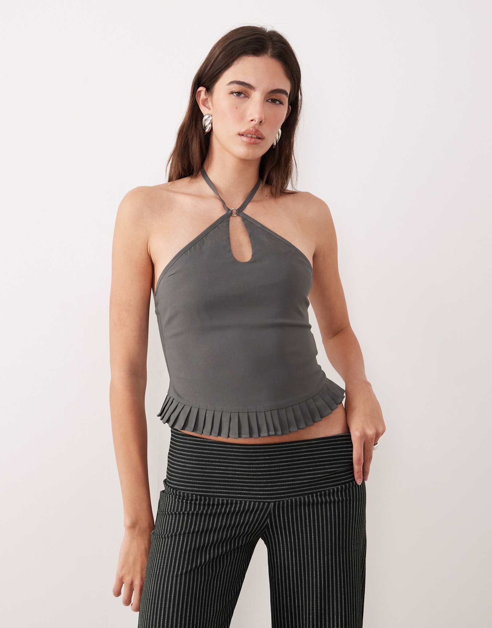 Топ на бретелях Motel Lavena с рюшами темно-серого цвета