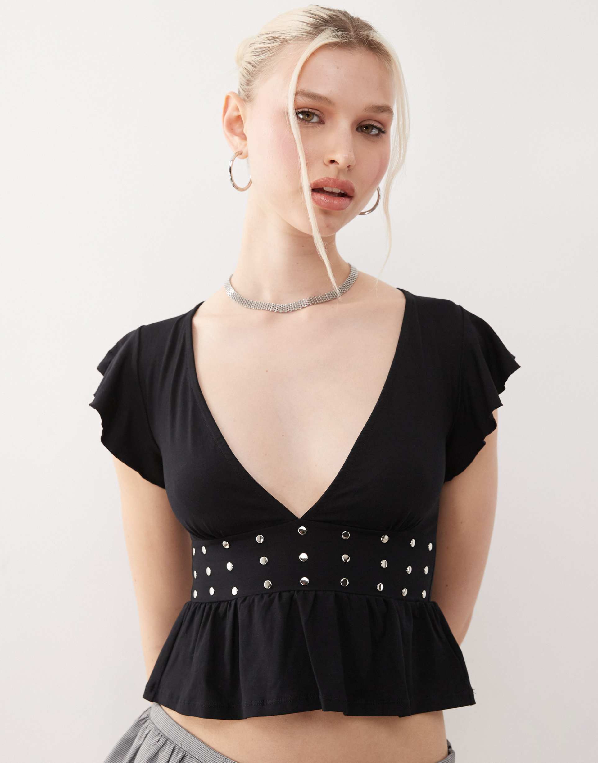 motel leisma frill sleeve studded plunge top in black