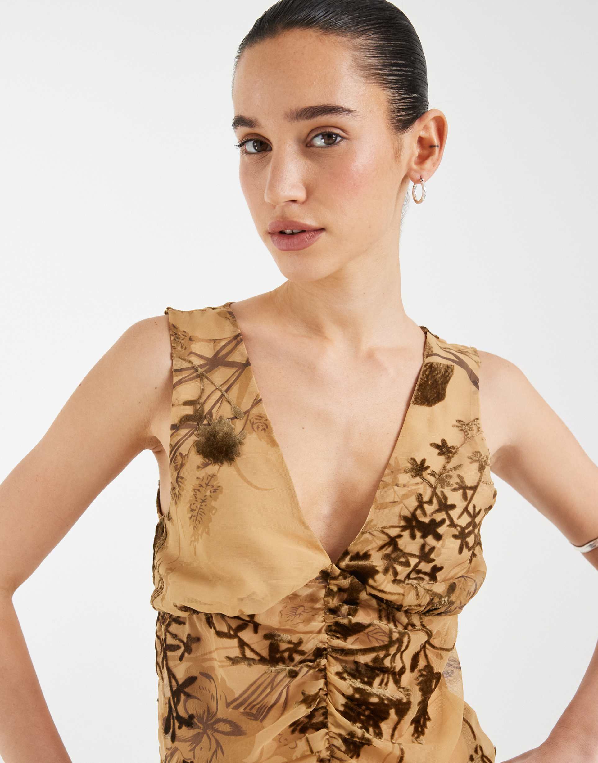 motel lenetera v neck floral ruched top in beige