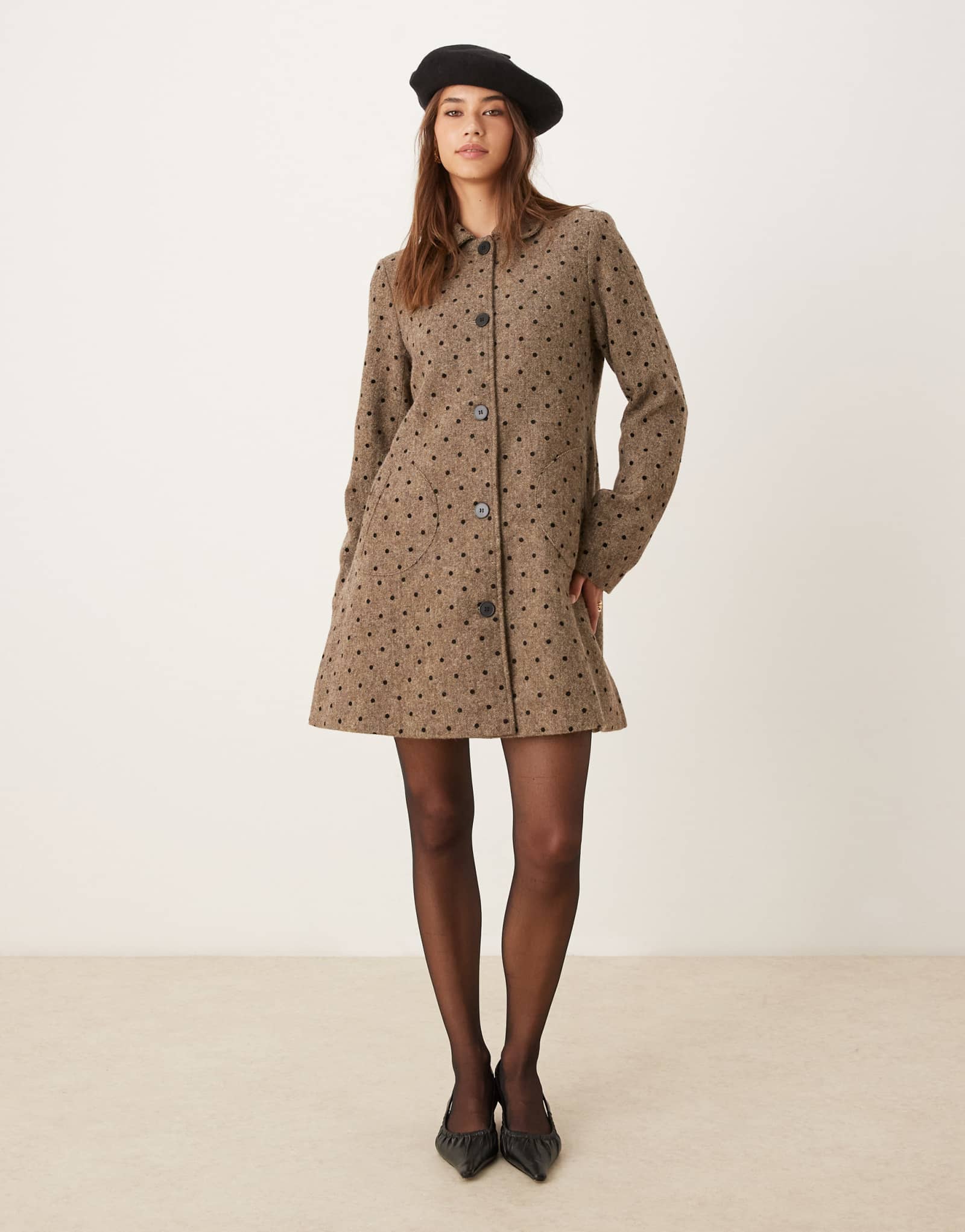 Коричневое удлиненное пальто в горошек Motel Lirena