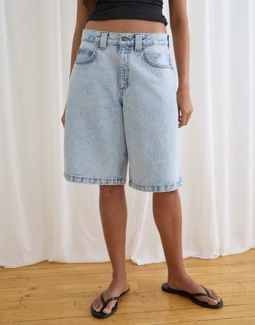 Motel low rise denim jorts in light wash blue, 4 of 4