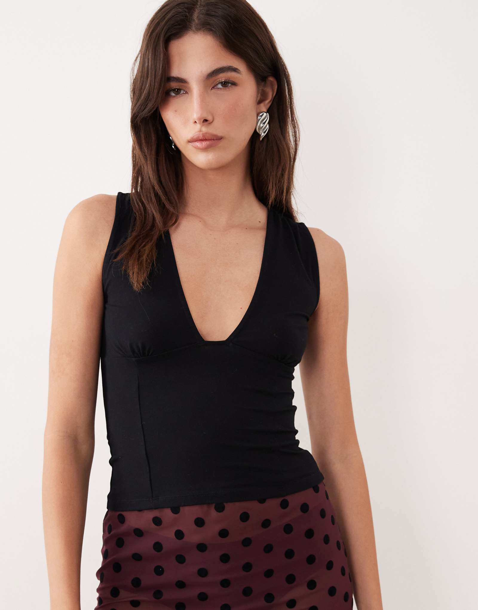 Черный топ с глубоким v-образным вырезом из вискозы Motel Lynod