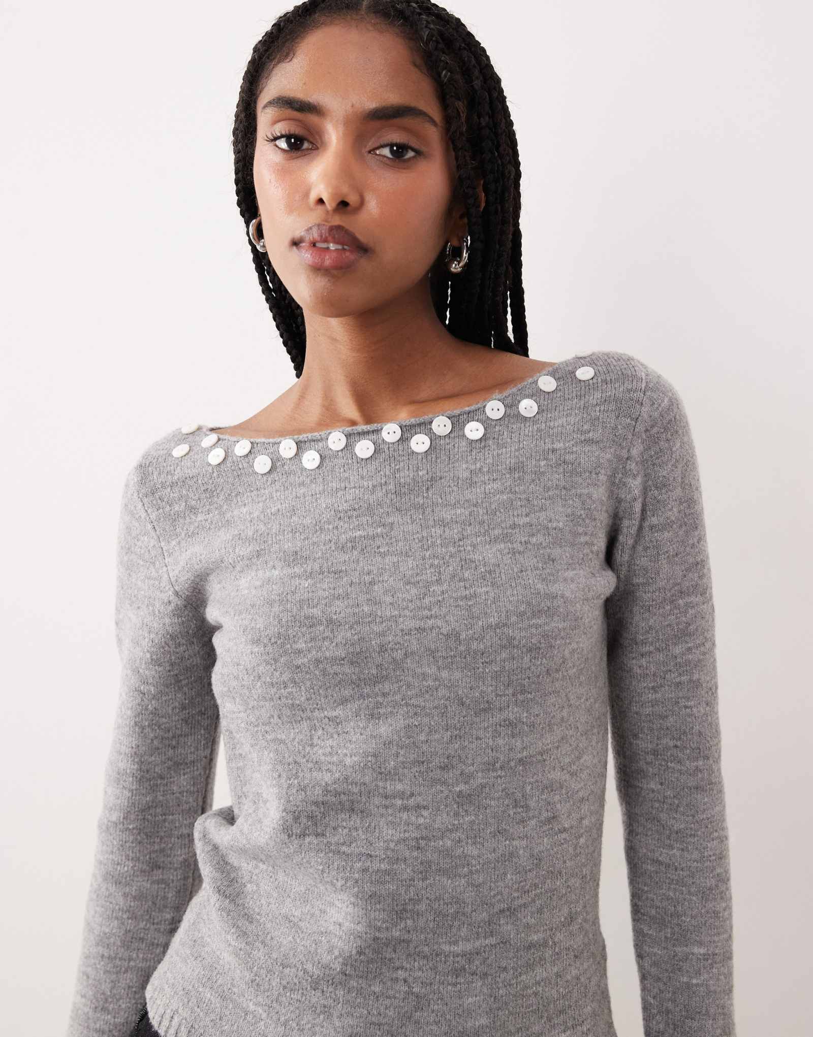 Свитер Motel Manahi с жемчужной отделкой и вырезом лодочкой серого цвета