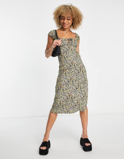 Motel - Nette midi jurk in melkmeisjes stijl met dijsplit in geel met bloemenprint