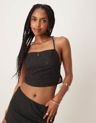 Motel – Nobita – Camisole-Oberteil in Schwarz mit Lochstickerei und Rückenschnürung - view 1