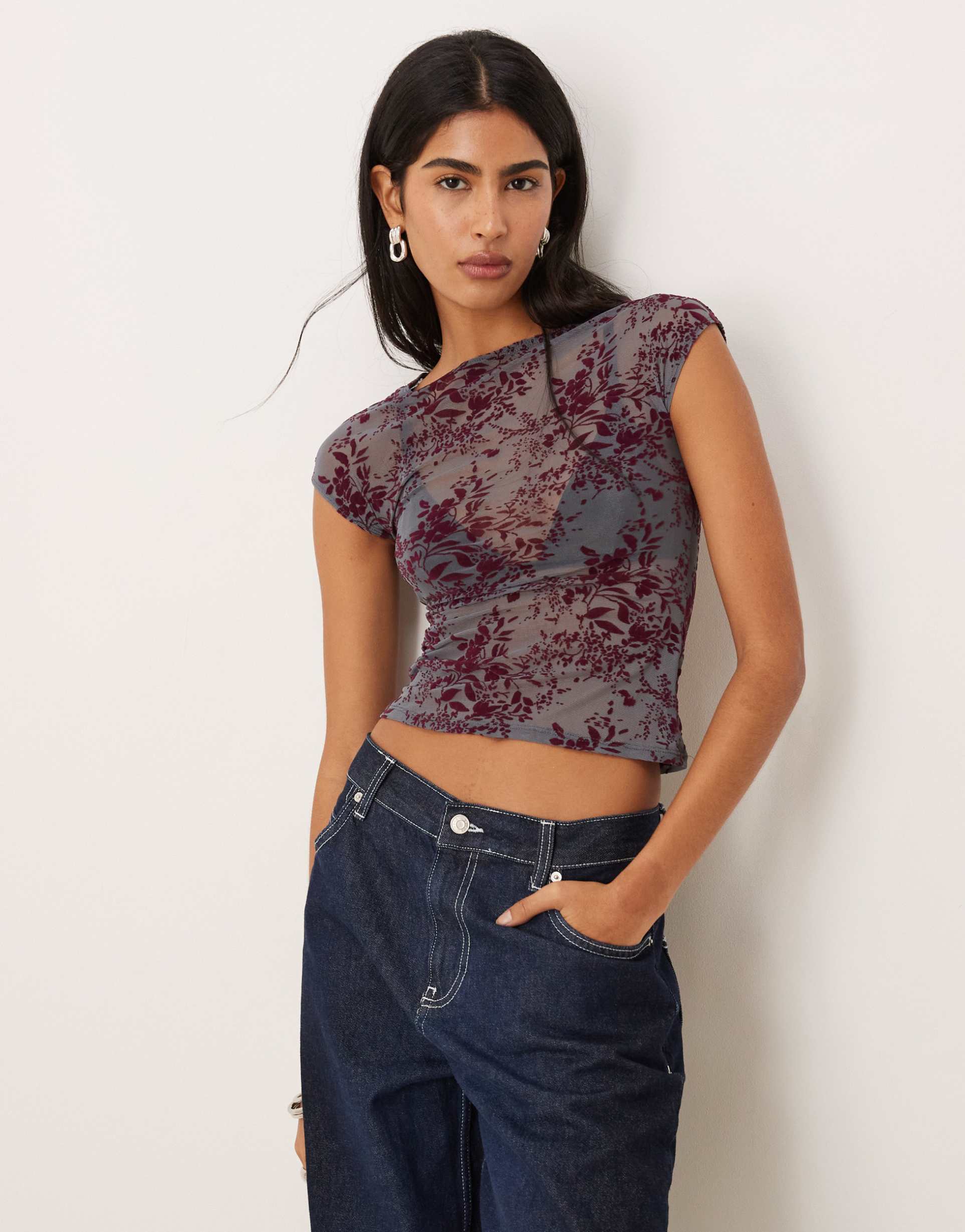 motel nova fine leaf flower top in smoke gray