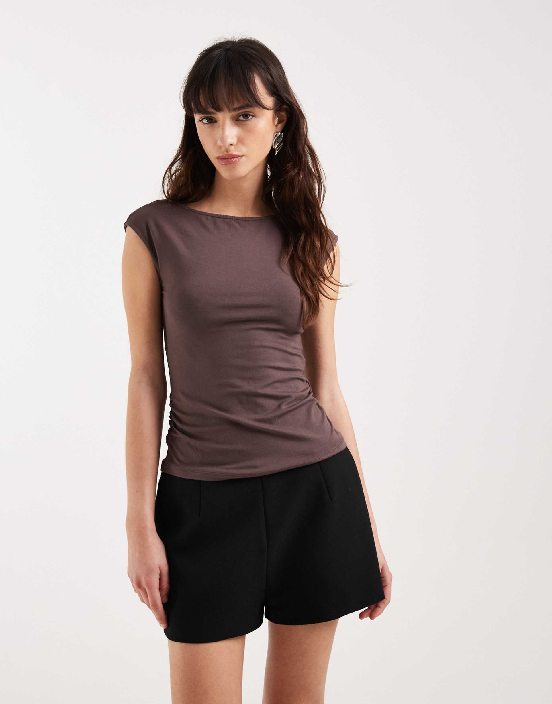motel novia ruched side top in coffee quartz