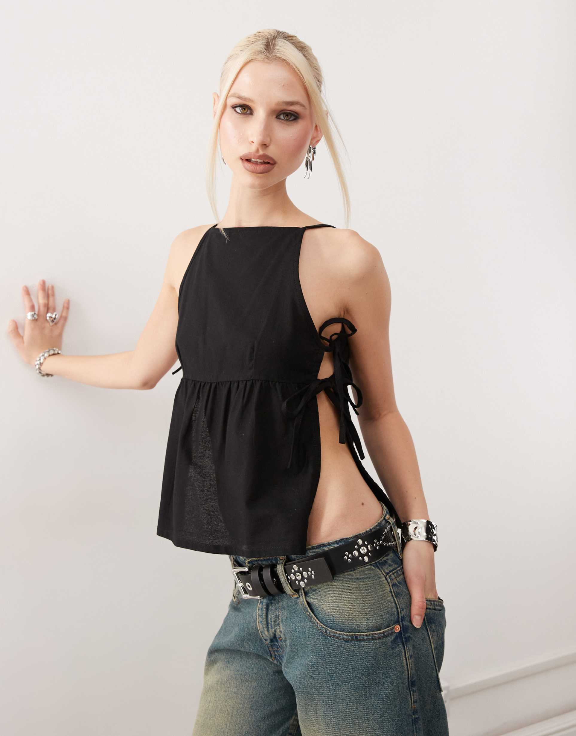 motel palsi tie-side sleeveless top in black