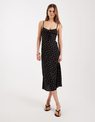 Motel - Posine - Midaxi-Kleid in Schwarz mit kleinem Rosenmuster in Rot