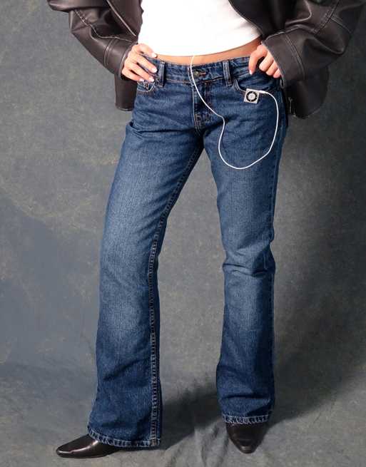 Motel rigid low rise flare jeans in mid blue used, 3 of 4