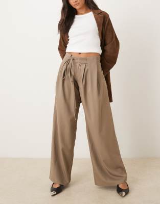 Motel - Rivela - Elegante Hose in Beige mit weitem Bein und Bindedetail-Neutral
