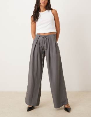 Motel - Rivela - Elegante Hose in Grau mit weitem Bein und Bindegürtel