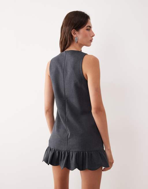 Motel - Saraya - Grå pinafore-kjole med knapdetalje og flæsekant, 2 af 4