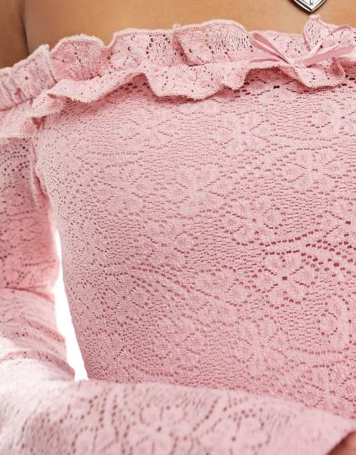 Motel – Schulterfreies, langärmliges Minikleid aus babyrosa Spitze mit Rüschen, 3 von 4