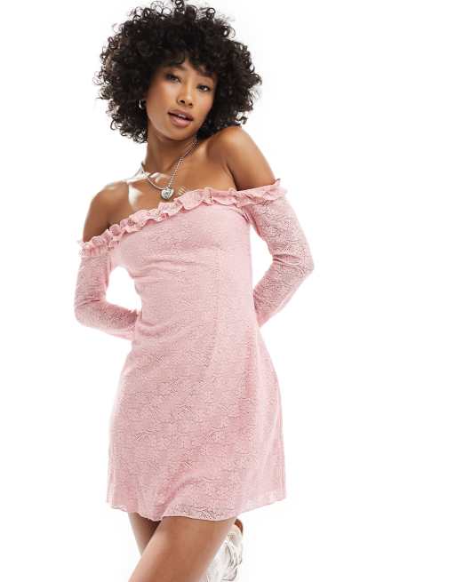 Motel – Schulterfreies, langärmliges Minikleid aus babyrosa Spitze mit Rüschen, 4 von 4