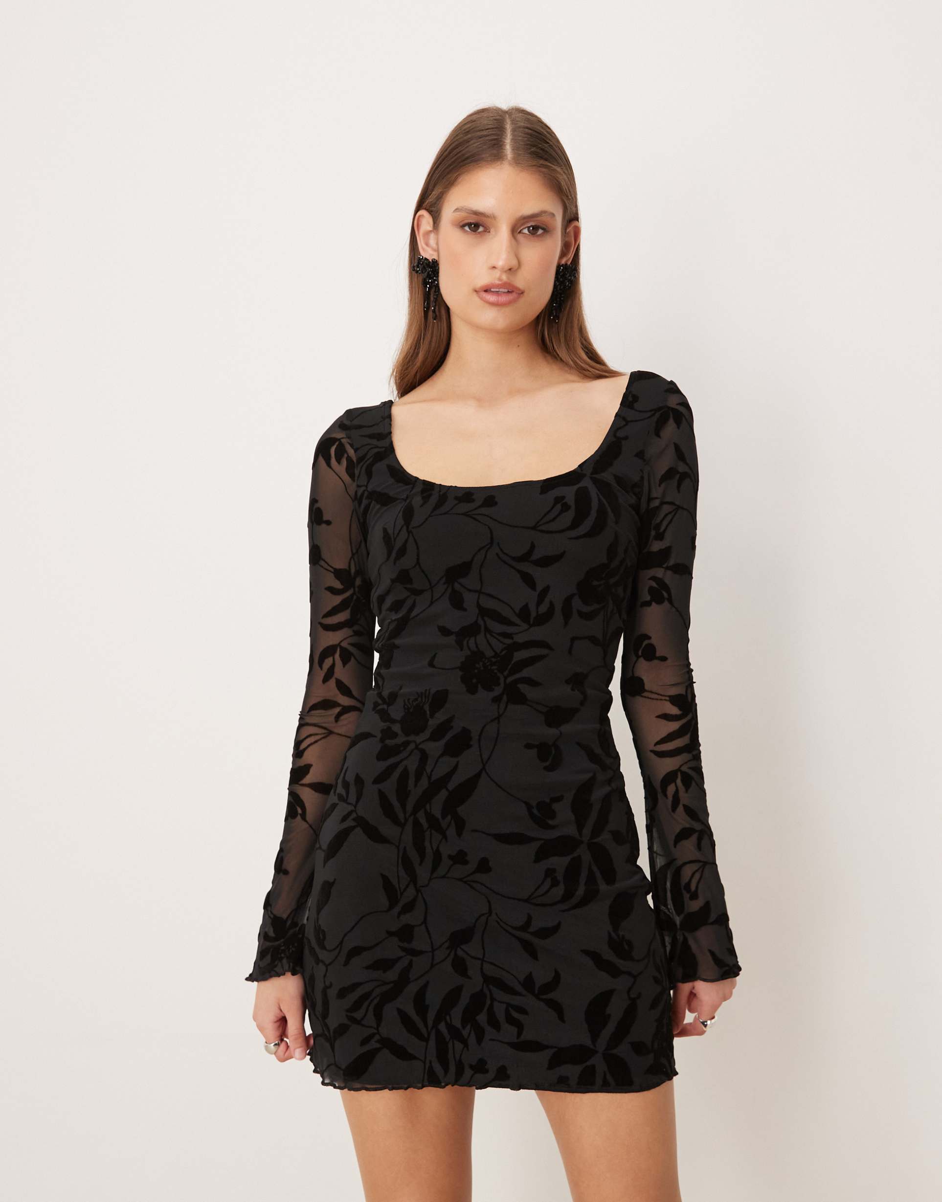 motel selca long sleeve mini dress in flocked floral black