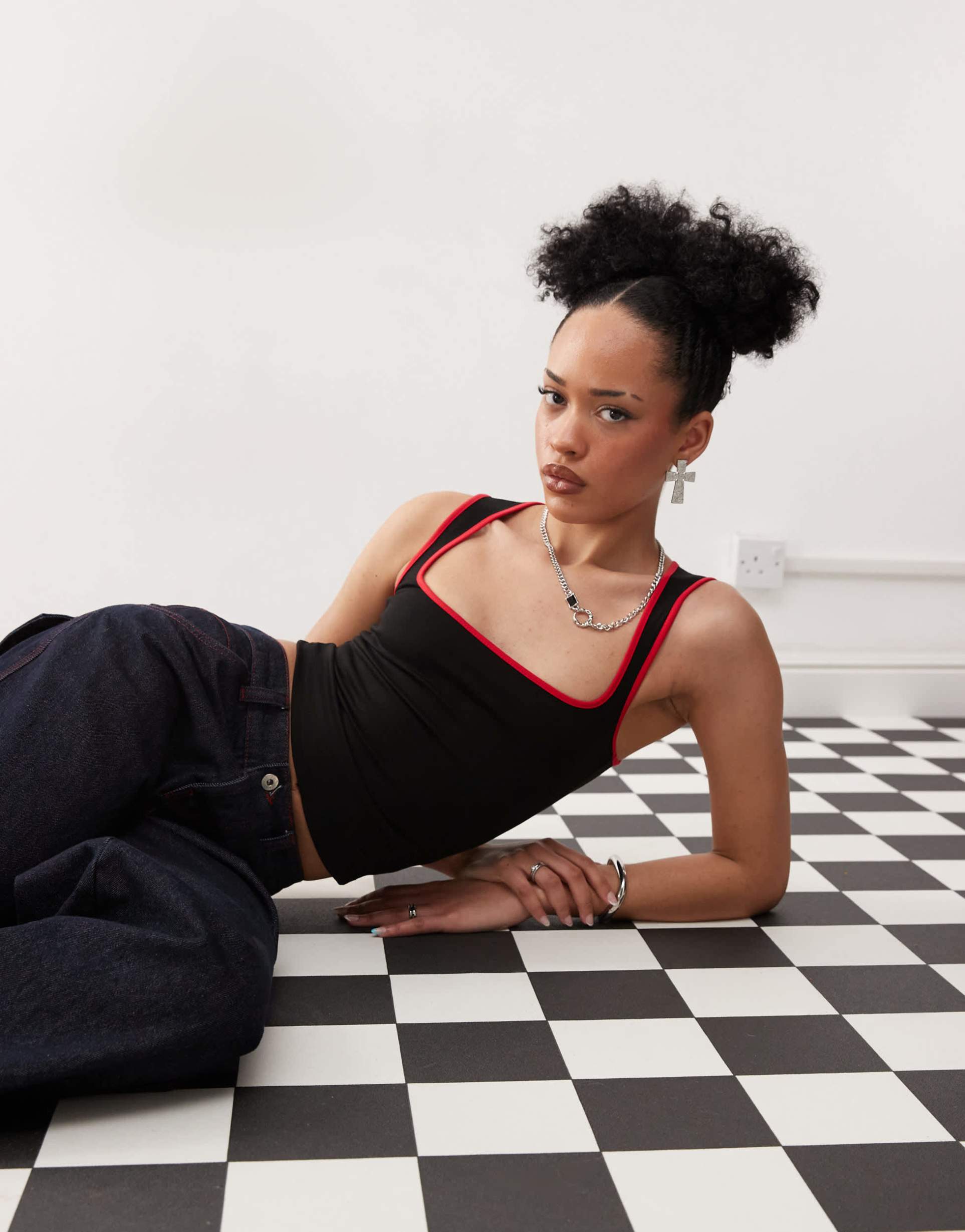 motel shajani fitted contrast edge tank top in black and red