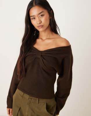 Motel - Sikuna - Schulterfreier Pullover in Braun-Brown