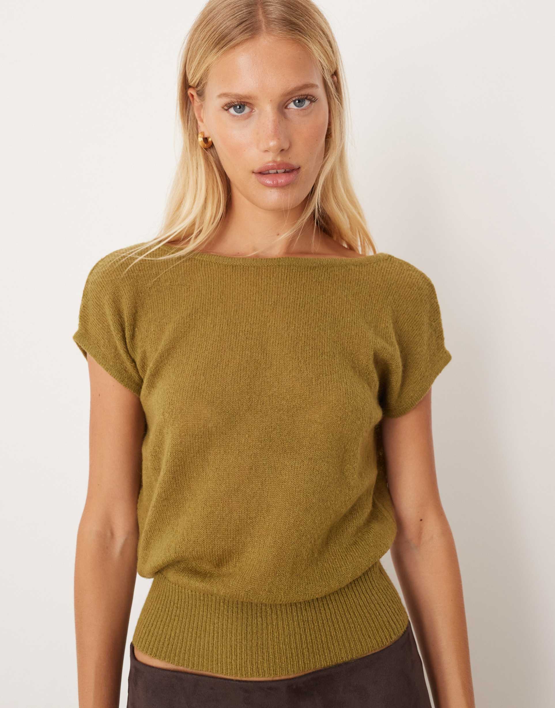 motel sinda open back short sleeved knit top in olive