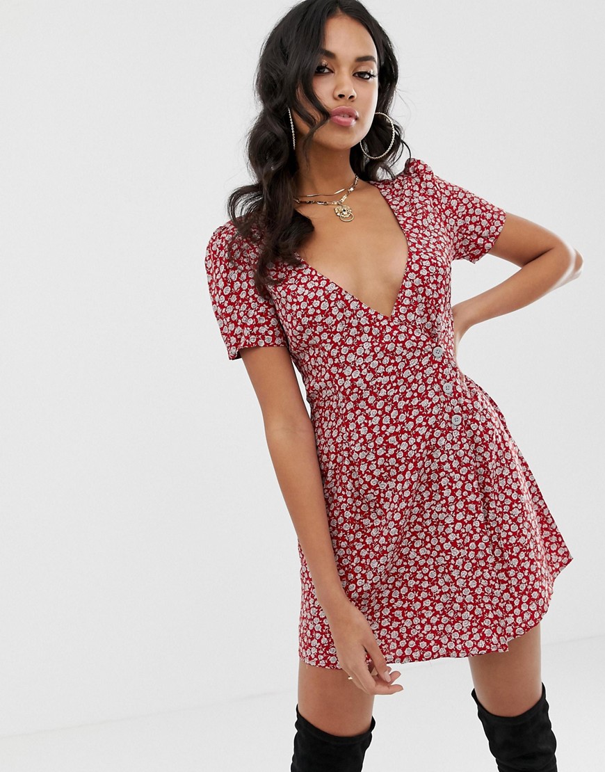 Motel – Småblommig klänning med omlott och knappar framtill-Röd