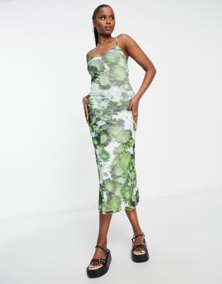 green emerald velvet dress MOTEL ROCKS NOSITA MIDI DRESS IN PRETTY PETAL GREEN – She Selected main image 0