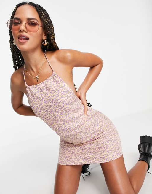 Motel – Sukienka mini z dekoltem halter i drobnym wzorem kwiatowym w stylu retro