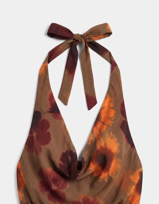 Motel - top floral plisado con cuello halter en caqui, 7 de 7