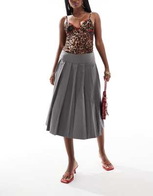 trisma pleated midi skirt in gray