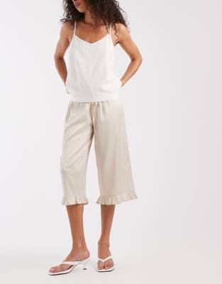 Motel Tunelia Satin Capri Ruffle Edge Pants In White