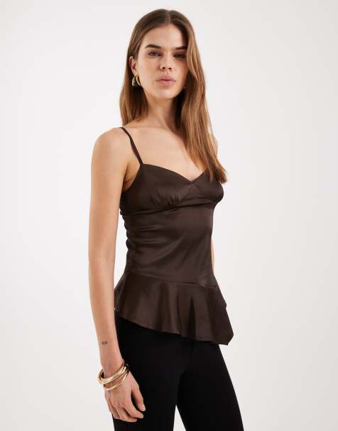Motel – Turuti – Camisole aus Satin in Dunkelbraun mit Rüschenkante - view 1