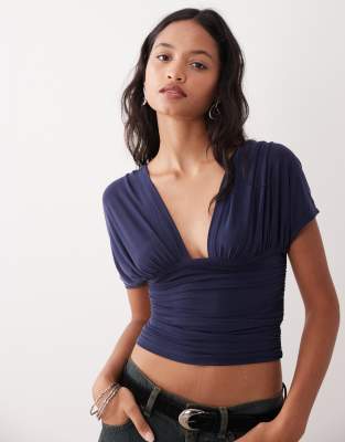 Motel - Vernia - Oberteil aus Cupro in Marineblau mit tiefem Ausschnitt und Fledermausärmeln