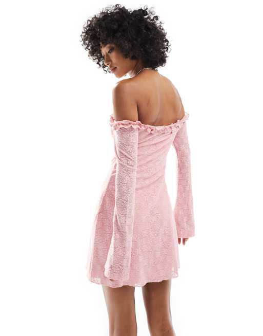 Motel - Vestito corto a maniche lunghe con spalle scoperte e volant in pizzo rosa confetto, 2 di 4