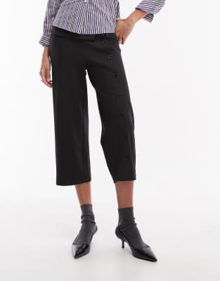 Motel - Wamari - Elegante Caprihose in Schwarz mit Knopfdetail