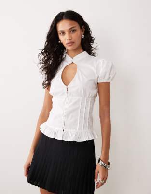 Motel - Yamila - Bluse in Weiß mit Puffärmeln und Schlüssellochausschnitt