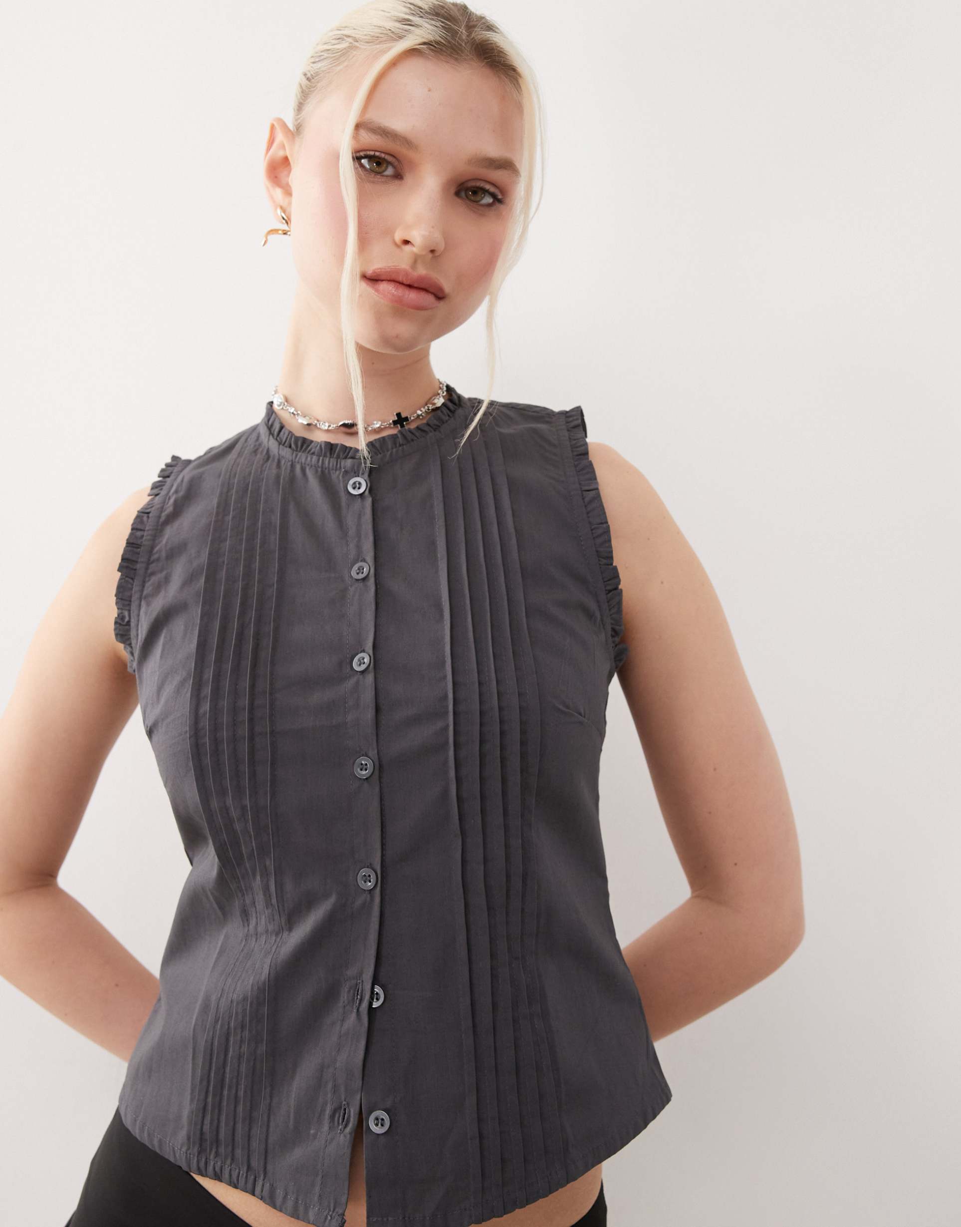 motel yara pintuck fitted blouse in charcoal gray