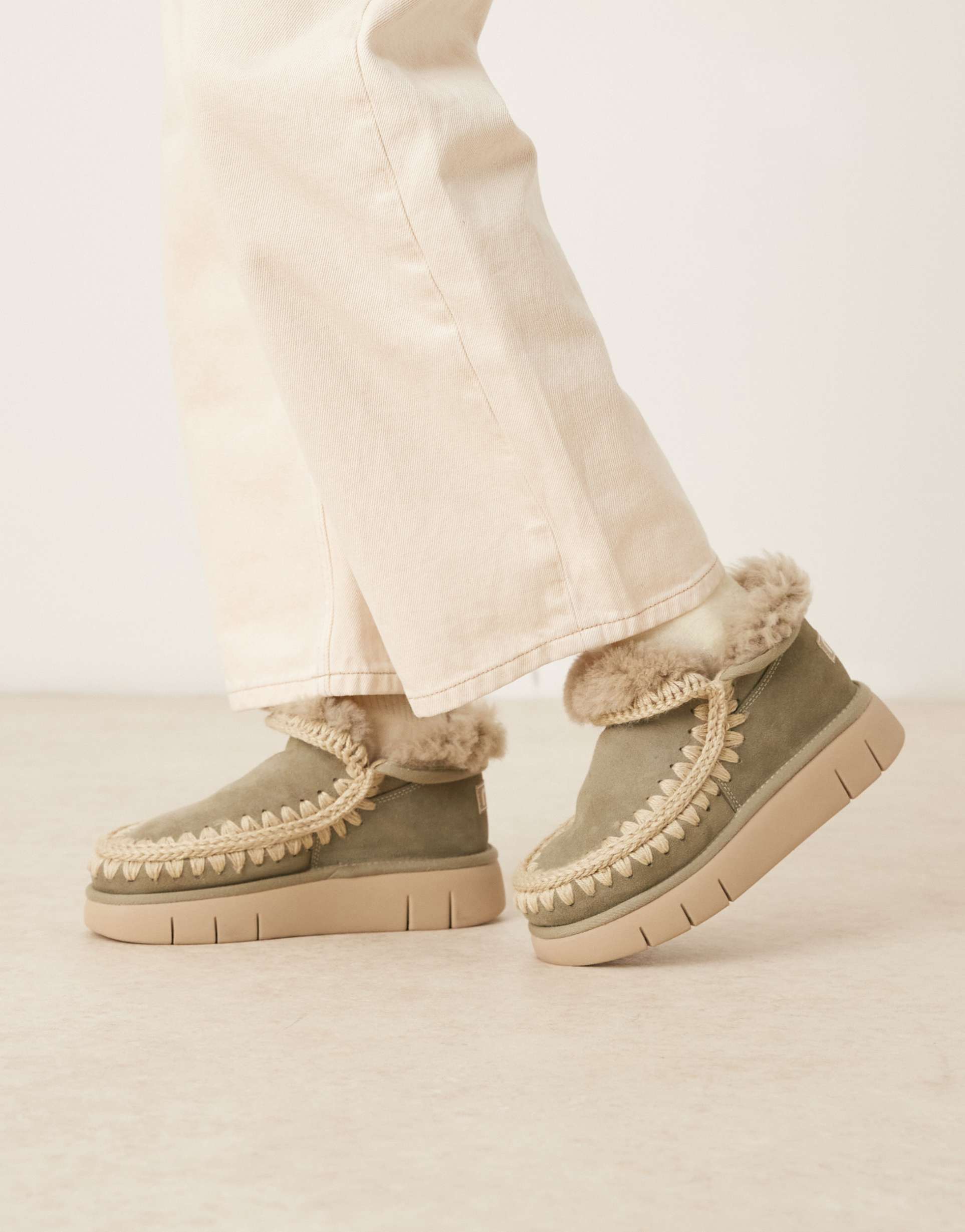 mou bounce 14 suede lined low rise boots in light green