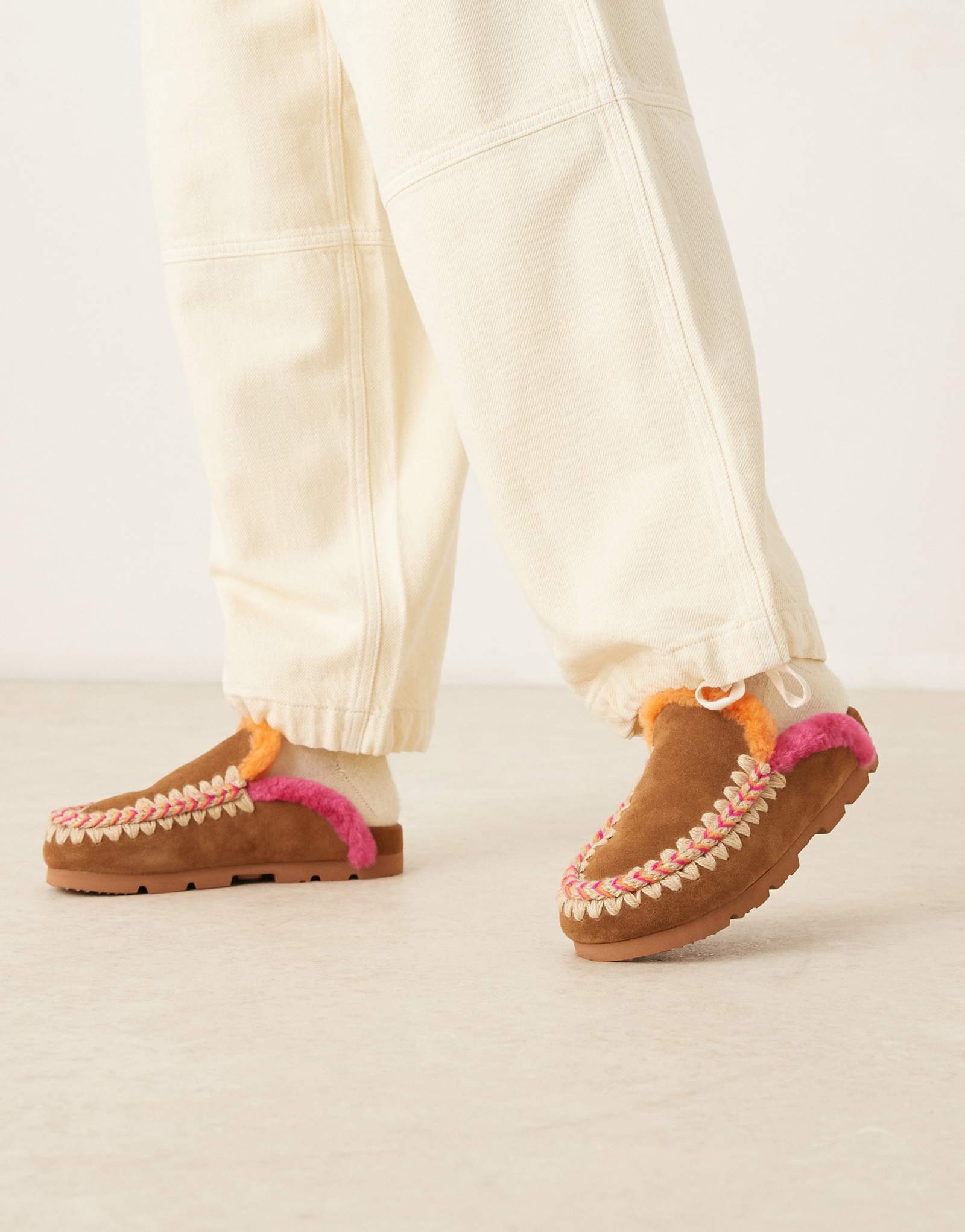 Замшевые шлепанцы с завышенной талией в коньячном цвете