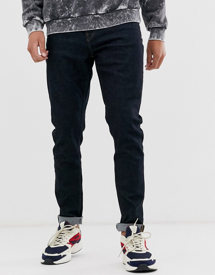 Mørkeblå tapered jeans med smal pasform fra Weekday