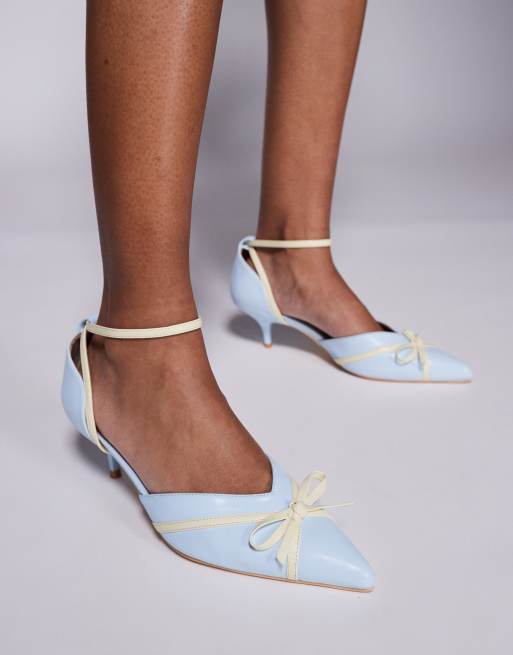 Mules azules de tacón bajo con lazo Goldberg de Public Desire, 4 de 4