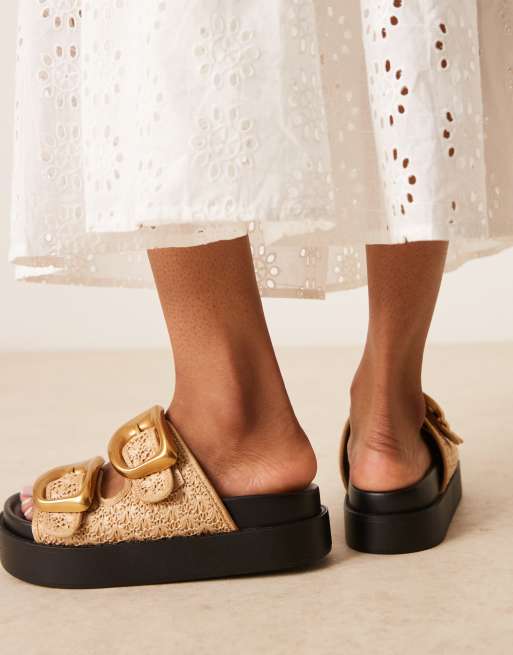 Mules beis con plantilla moldeada y hebillas extragrandes Femi de ASOS DESIGN, 3 de 4