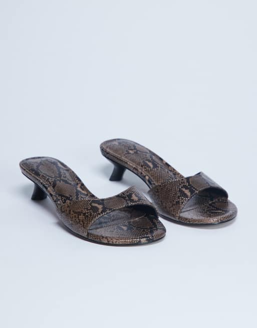Mules beis con tacón bajo y estampado de serpiente Ivee de Topshop, 4 de 4