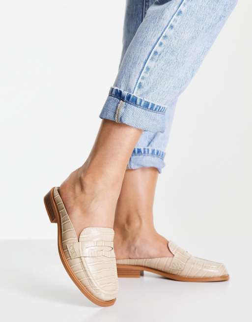 Mules beis estilo mocasines de estilo años 90 con efecto cocodrilo