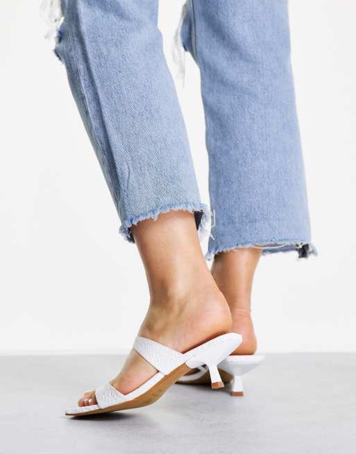Mules blancas con tacón medio de cuero Ringo de Topshop, 3 de 4