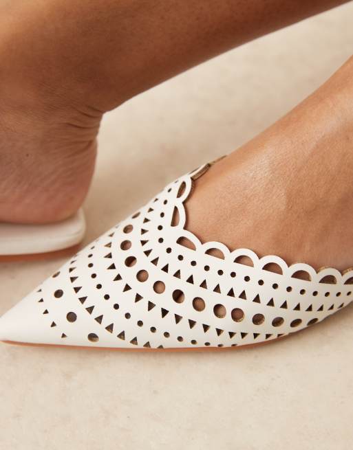 Mules blancas planas con puntera fina y diseño calado Labyrinth de ASOS DESIGN, 2 de 4